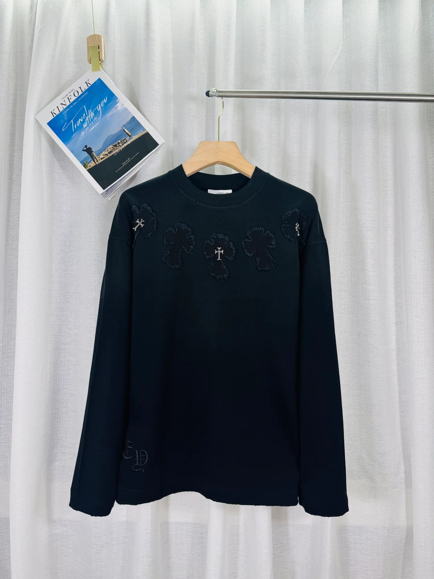 P250 top version, real shot without P, ​​different from market currency) 𝗖𝗵𝗿𝗼𝗺𝗲 𝗛𝗲𝗮𝗿𝘁𝘀/Cro Heart 2025 Autumn and Winter Horseshoe Cross Appliqué Embroidered Couple Casual Long Sleeve 👑The highest version! Customized fabric 320g fabric! Horseshoe cross patch embroidery, a best-selling model at the counter, very comfortable to wear. Accessories: original molded and authenticated collar label ➕ 100% silk wash water label. Genuine purchase-grade original hangtag➕matching hanging rope➕3D hanging beads➕original packaging bag. Craftsmanship: The original version has consistent wiring! The highest version of the armhole matching technique! Color: Black White Size: S M L XL Style No.: 5172